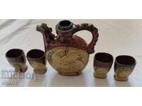 Κεραμική κανάτα με τέσσερα ποτήρια κρασιού
