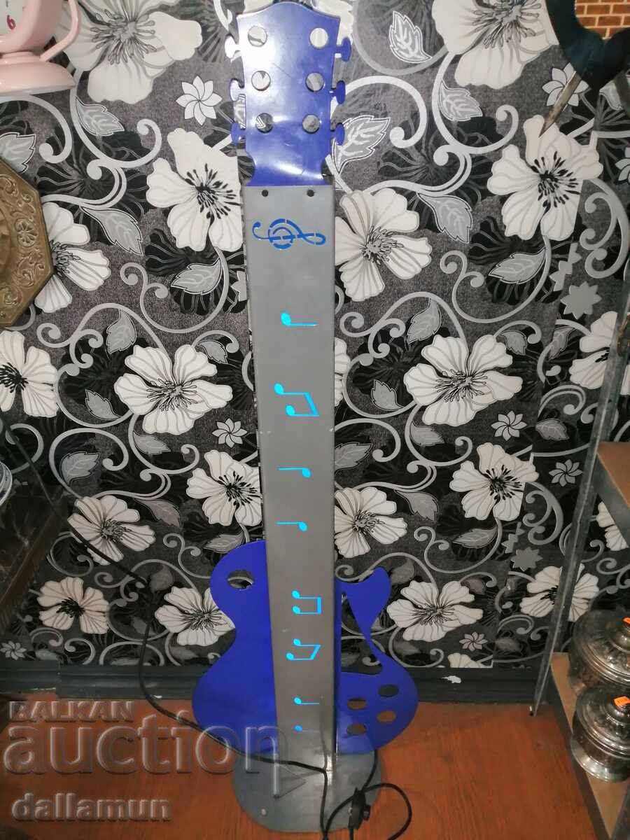 Μεταλλικό φωτιστικό δαπέδου (λάμπα) κιθάρα με τιμή 140.00 BGN | € 71.58