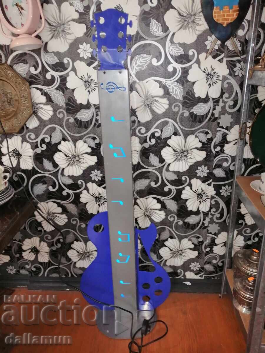 Μεταλλικό φωτιστικό δαπέδου (λάμπα) κιθάρα