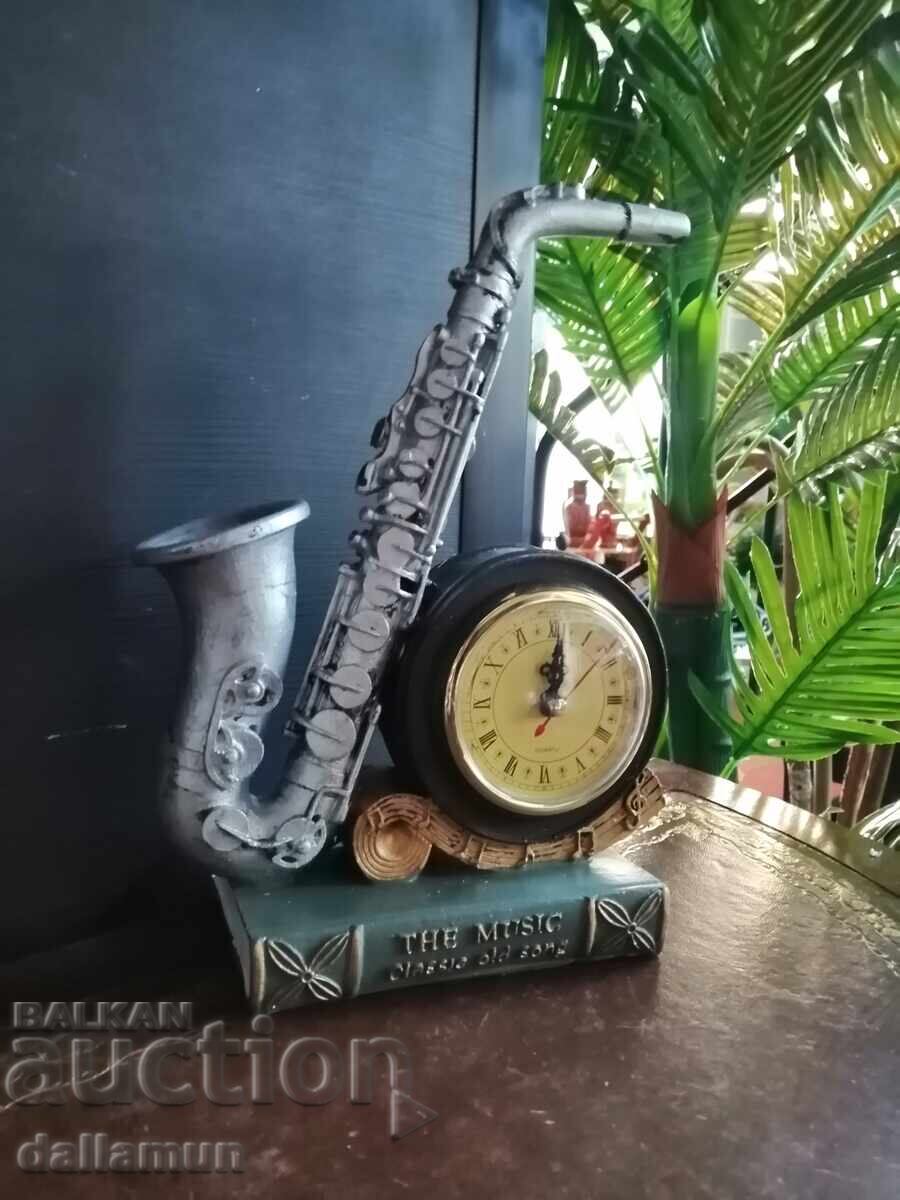 сувенир саксофон с часовник с цена 35.00 лв. | € 17.90 сувенир саксофон с часовник с цена 35.00 лв. | € 17.90