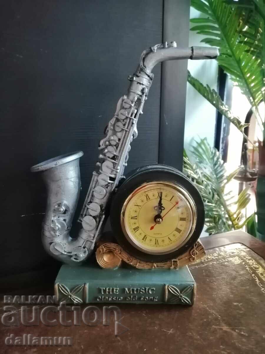 Аукцион сувенир саксофон с часовник Аукцион сувенир саксофон с часовник