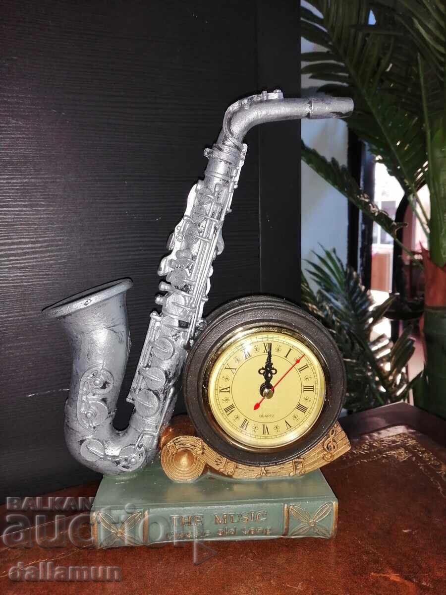 Доставка на сувенир саксофон с часовник Доставка на сувенир саксофон с часовник