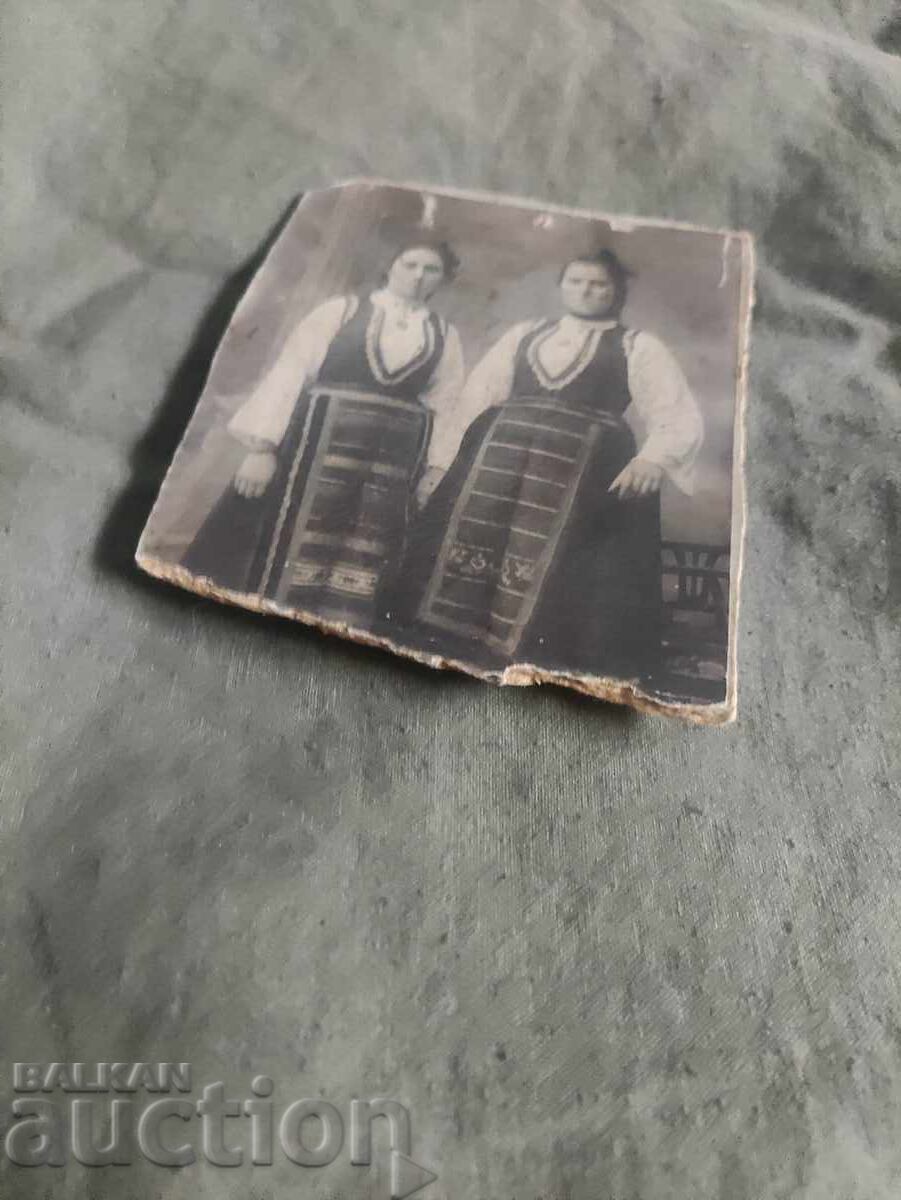 Δύο γυναίκες με παραδοσιακές φορεσιές