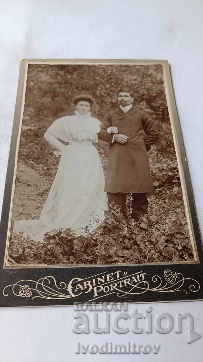 Φωτογραφία Άνδρας με μουστάκια και γυναίκα με λευκό φόρεμα Χαρτόνι