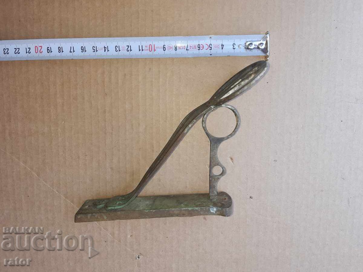 Licitație Consolă de bronz foarte veche, suport pentru corniz Licitație Consolă de bronz foarte veche, suport pentru corniz