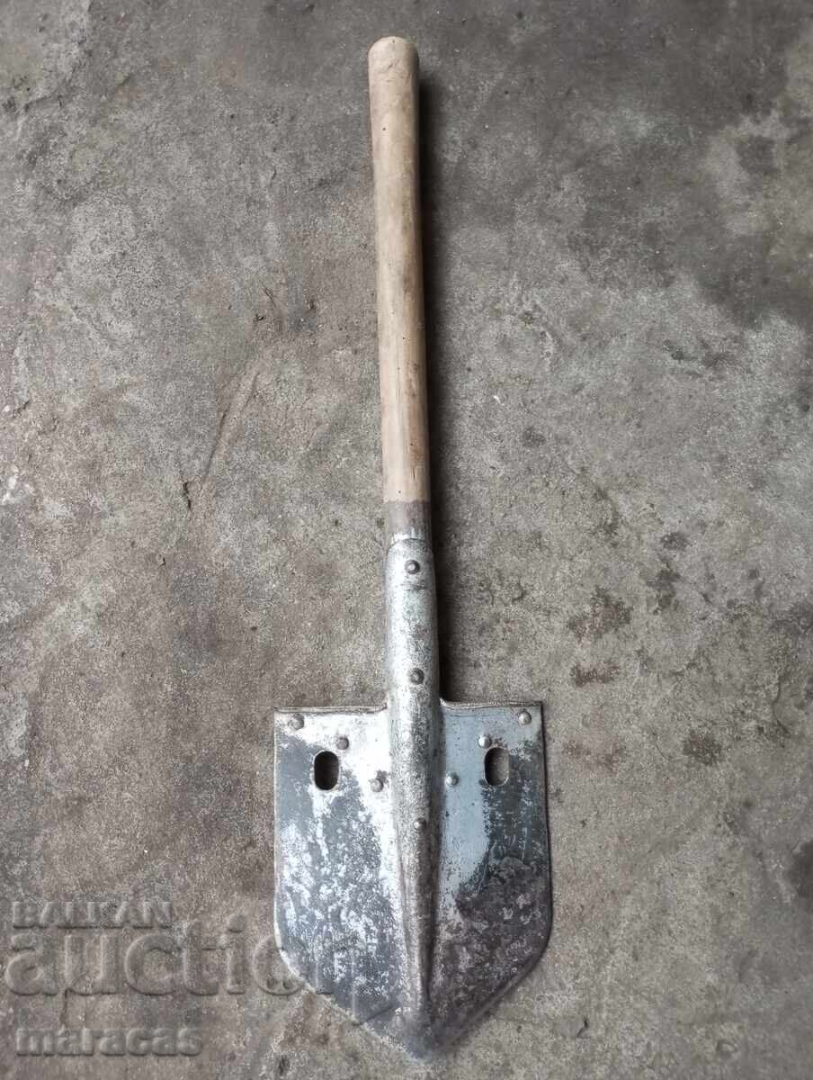 Veche lopată de soldat, unealtă de șansă cu preț € 24.54 | 48.00 BGN Veche lopată de soldat, unealtă de șansă cu preț € 24.54 | 48.00 BGN