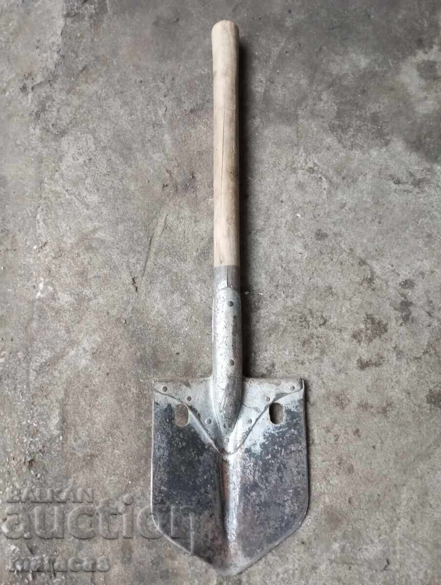 Veche lopată de soldat, unealtă de șansă Veche lopată de soldat, unealtă de șansă