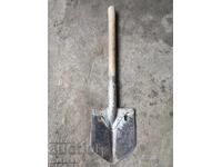 Veche lopată de soldat, unealtă de șansă