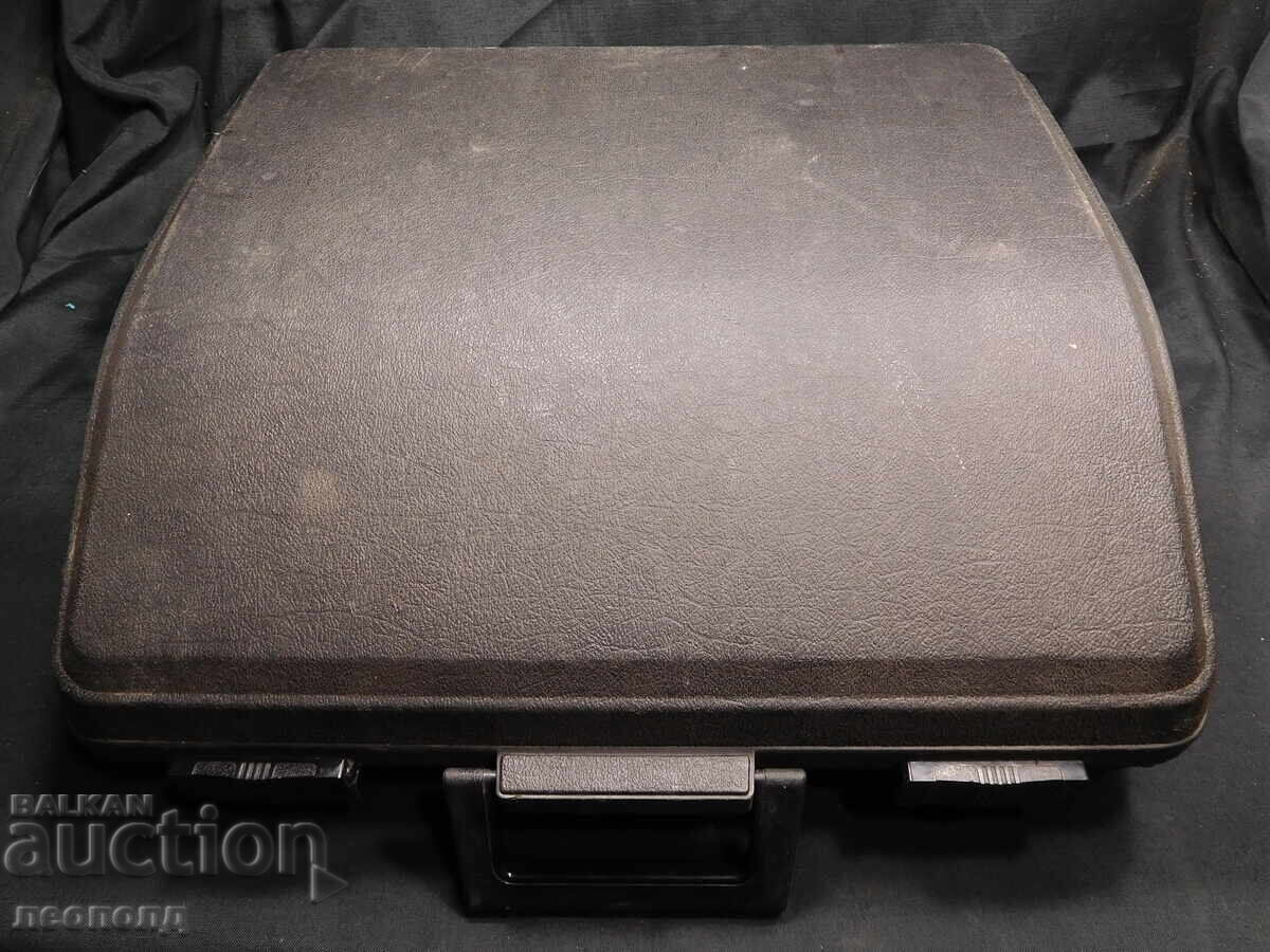 OLD RETRO PORTABLE TYPEWRITER OLYMPIA CARINA 2 - 5