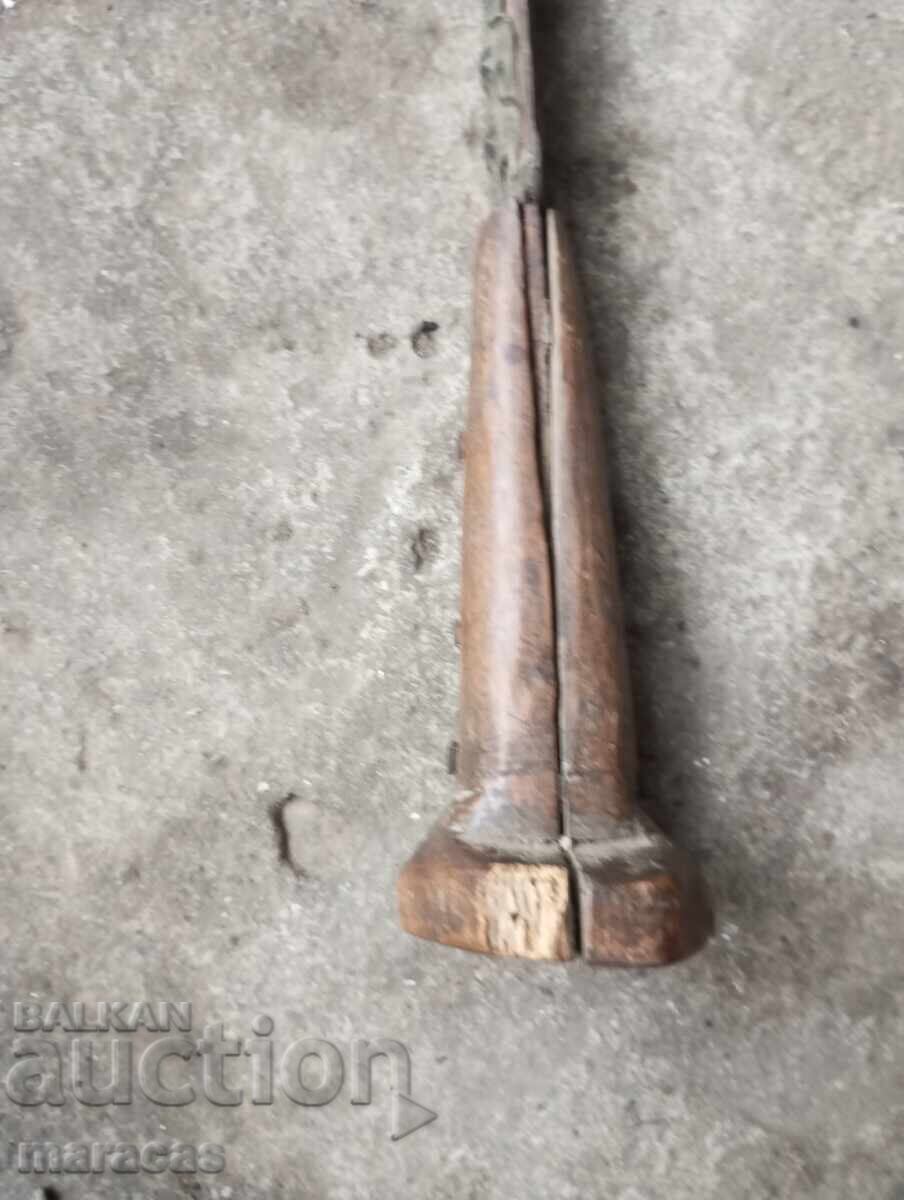 Livrarea Un vechi scimitar autentic