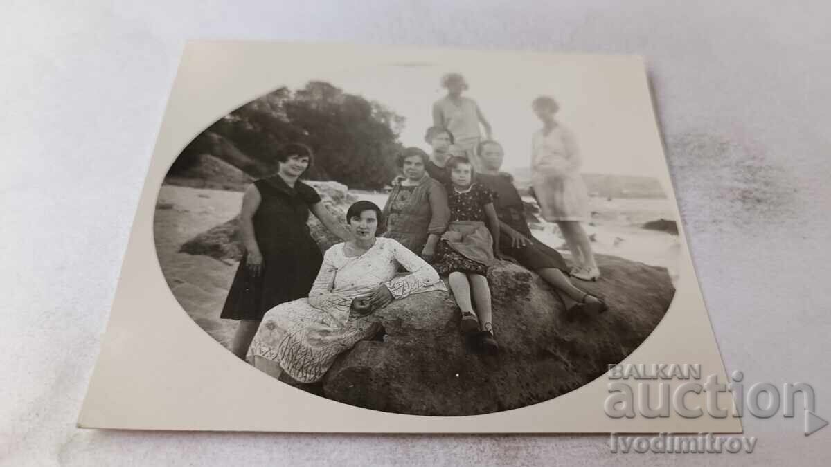 C-ka St. Konstantin Young girls on rocks above the sea 1930