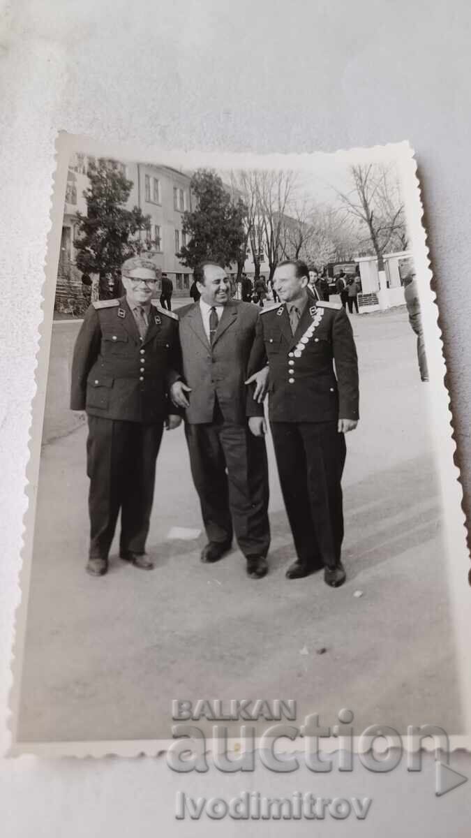 Снимка Двама офицери и мъж на улицата