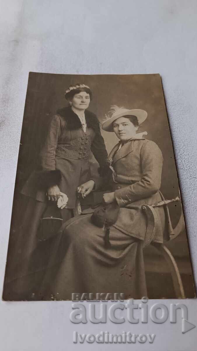 Φωτογραφία Δύο καλοντυμένων γυναικών Φωτογραφία Δύο καλοντυμένων γυναικών