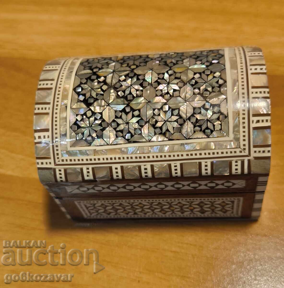 Cutie de lemn de lux Sedef, Mozaic micro, lucrat manual cu preț 80.00 BGN | € 40.90 Cutie de lemn de lux Sedef, Mozaic micro, lucrat manual cu preț 80.00 BGN | € 40.90