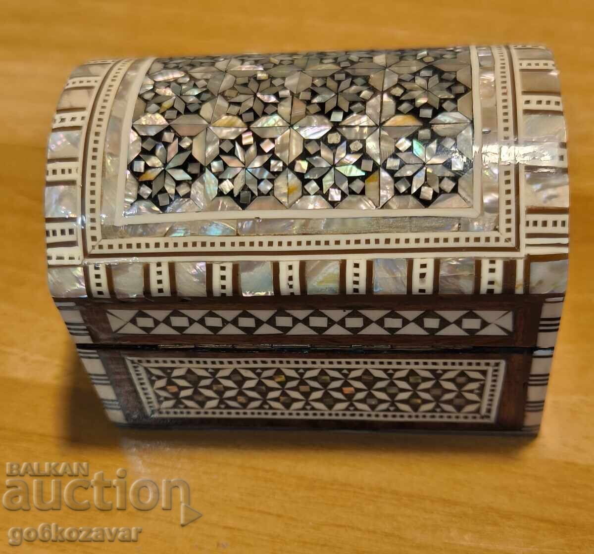 Licitație Cutie de lemn de lux Sedef, Mozaic micro, lucrat manual Licitație Cutie de lemn de lux Sedef, Mozaic micro, lucrat manual