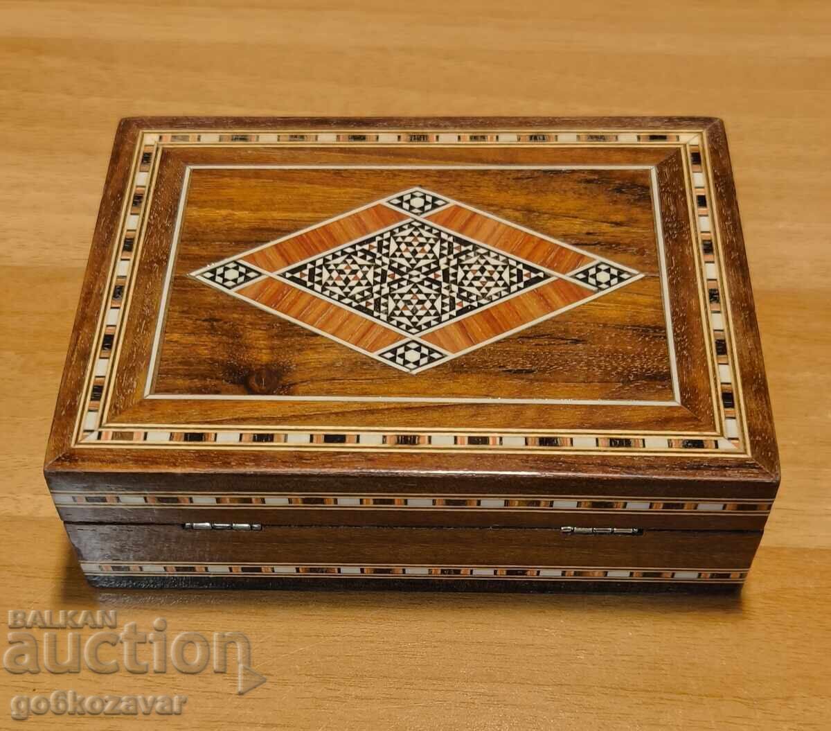 Κουτί κοσμημάτων με μωσαϊκή επένδυση, από ξύλο και βελούδο! με τιμή 55.00 BGN | € 28.12