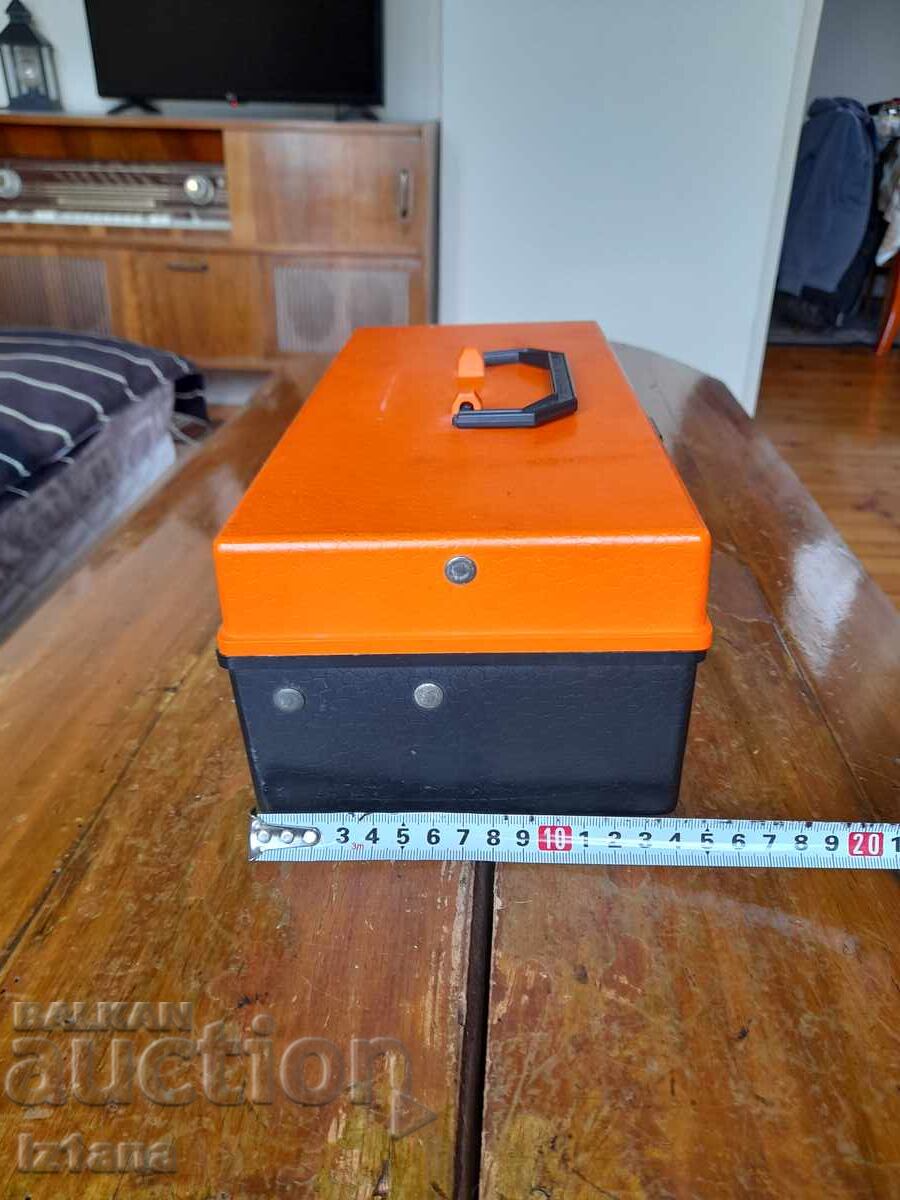 O servietă veche de pescar cu preț 32.00 BGN | € 16.36 O servietă veche de pescar cu preț 32.00 BGN | € 16.36