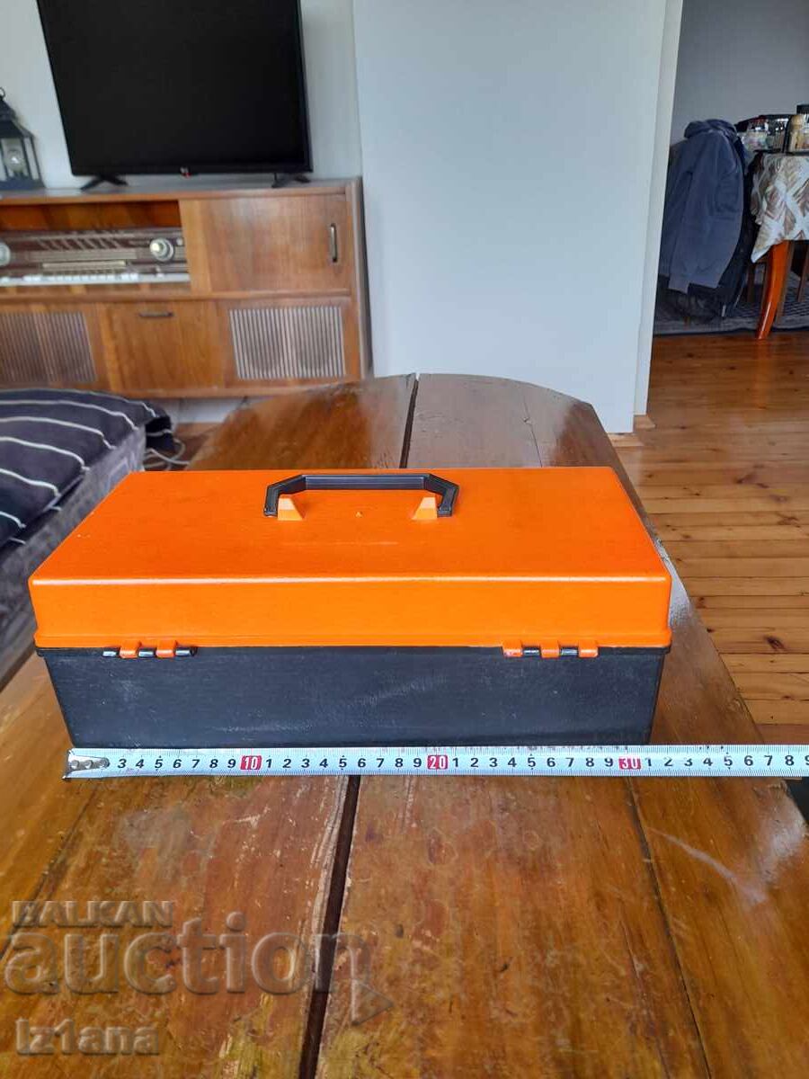 Licitație O servietă veche de pescar Licitație O servietă veche de pescar