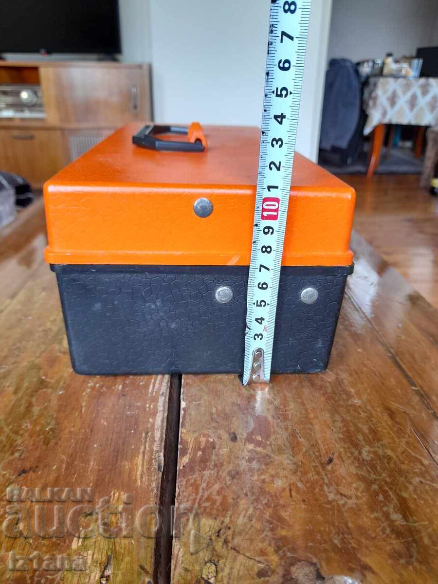 Livrarea O servietă veche de pescar Livrarea O servietă veche de pescar