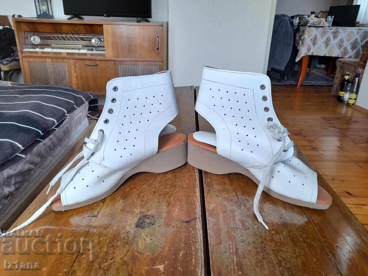 Παλιά ιατρικά παπούτσια με τιμή 42.00 BGN | € 21.47
