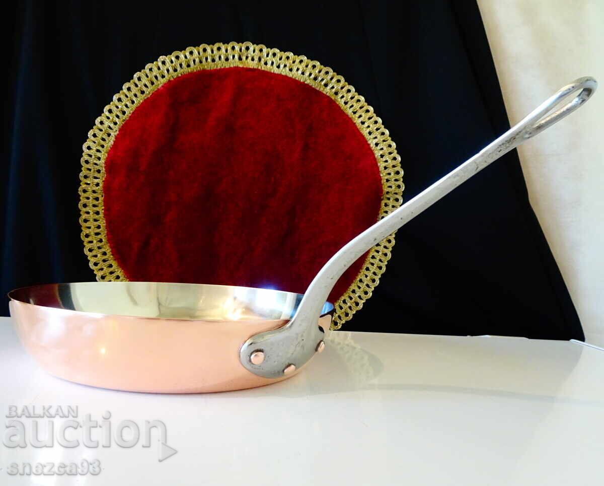 Licitație Tigaie de cupru, cupru roșu pur 700 gr., cositorită Licitație Tigaie de cupru, cupru roșu pur 700 gr., cositorită