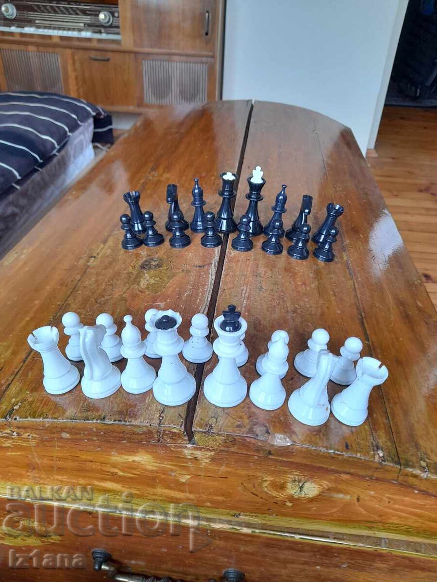 Auction  Old chess pieces
