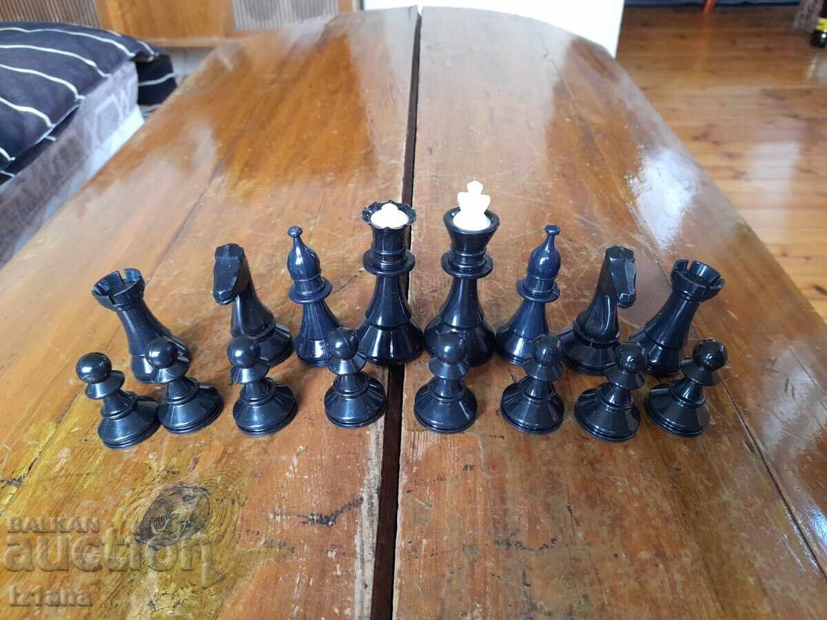 Delivery of Old chess pieces
