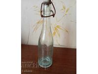 Sticlă veche de limonadă cu inscripție limonadă