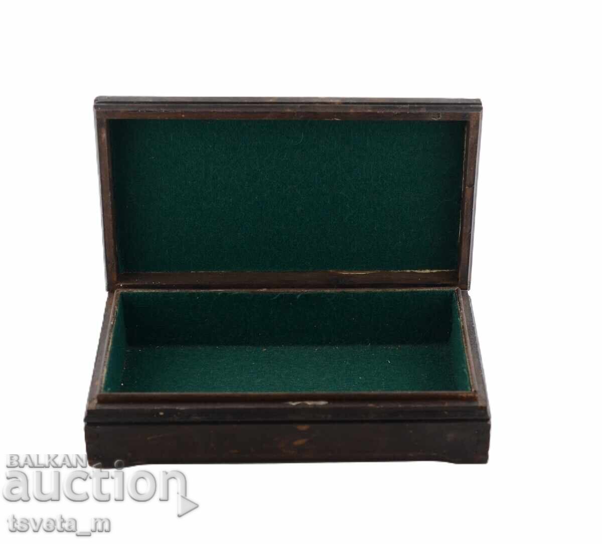 Доставка на Дървена кутия с меден обков ръчна изработка соц