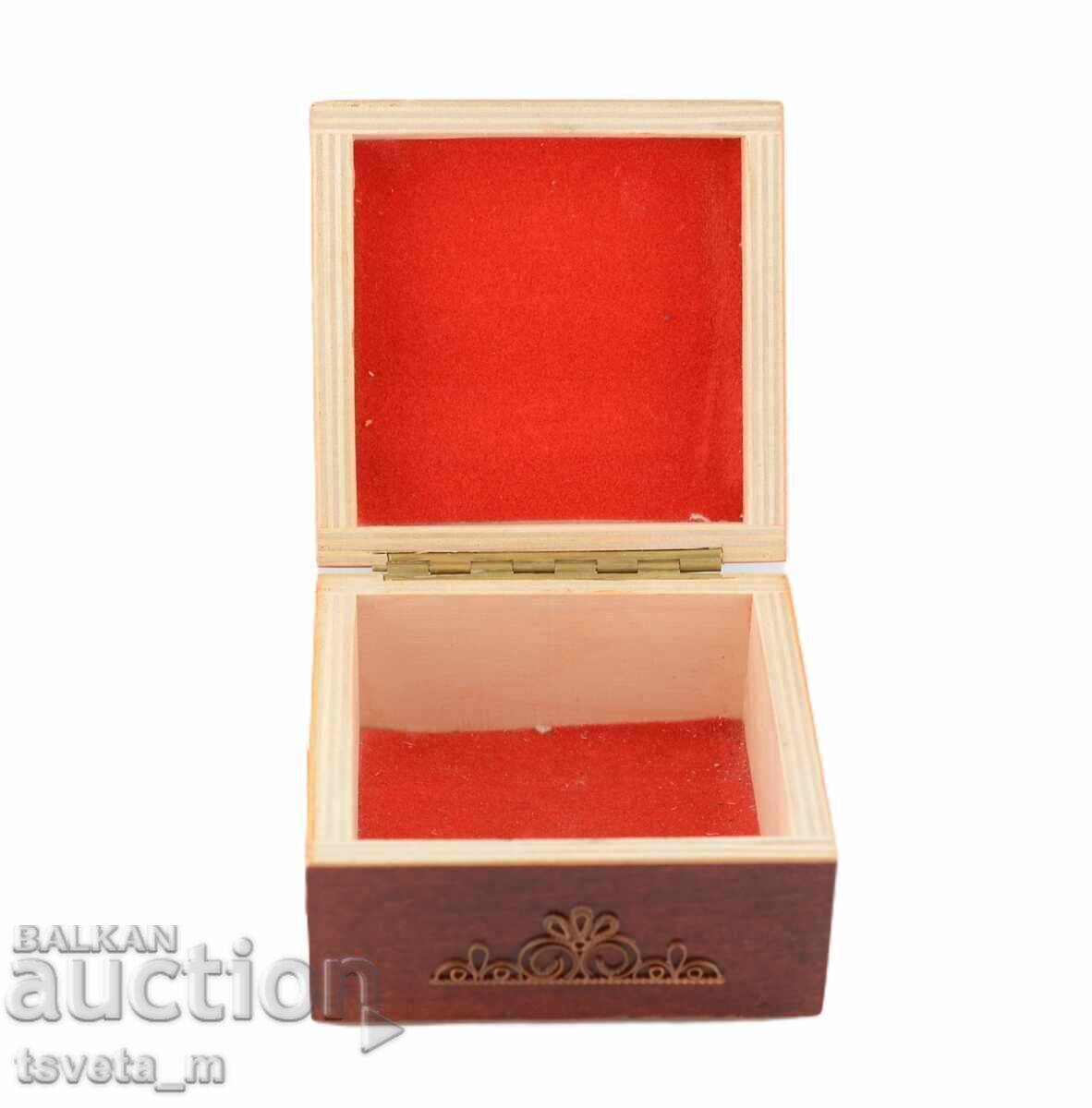 Livrarea Cutie de bijuterii din lemn cu feronerie, filigran