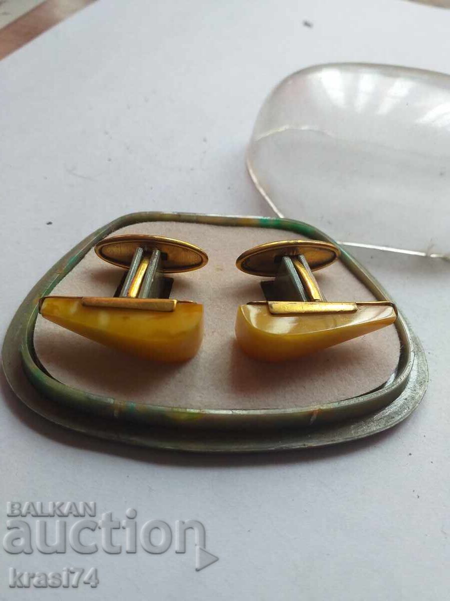 Επιχρυσωμένα μανικετόκουμπα με κεχριμπάρι με τιμή 20.00 BGN | € 10.23