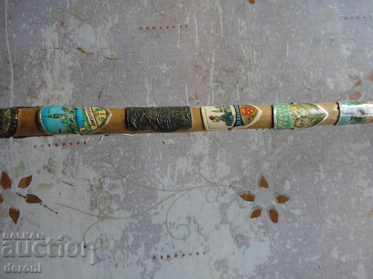 Παράδοση Τουριστικό μπαστούνι με εμβλήματα και κονκάρδες