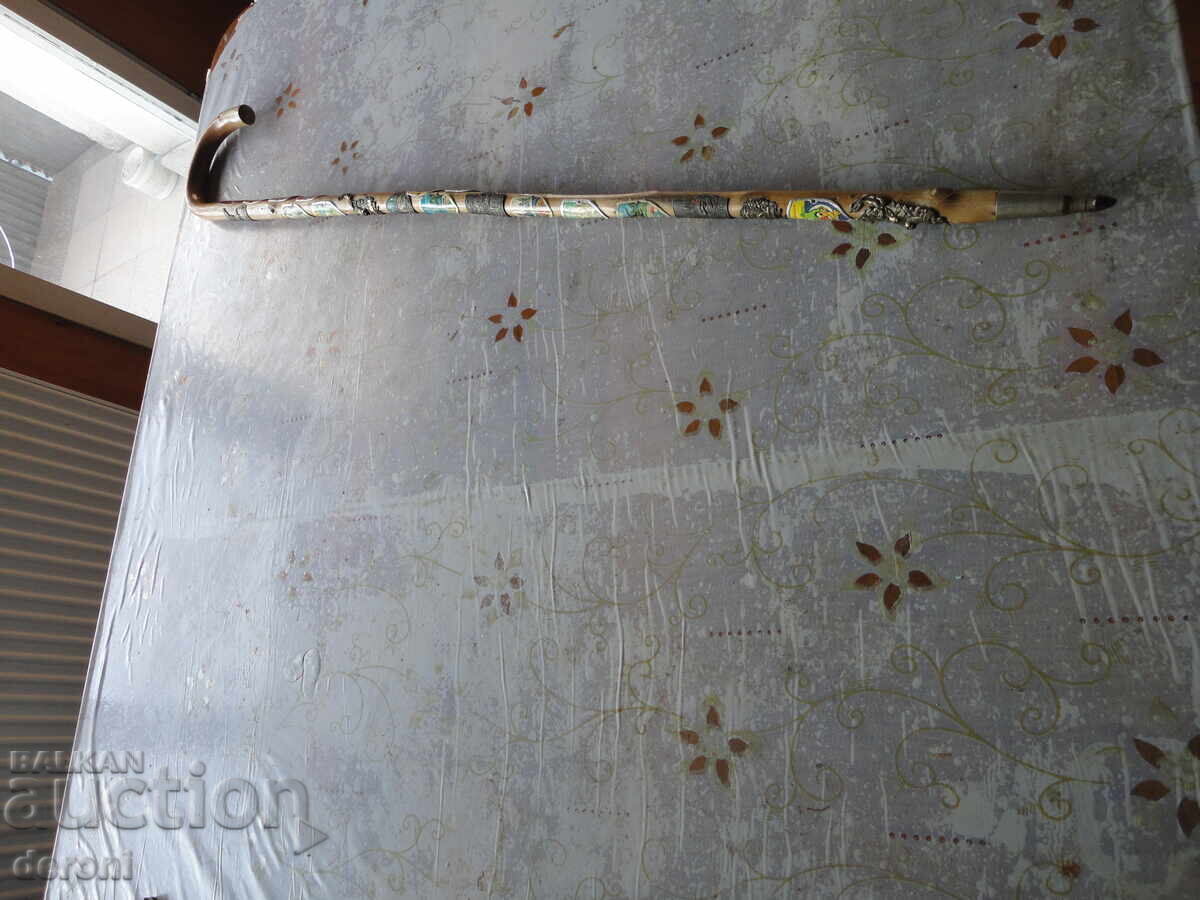 Τουριστικό μπαστούνι με εμβλήματα και κονκάρδες