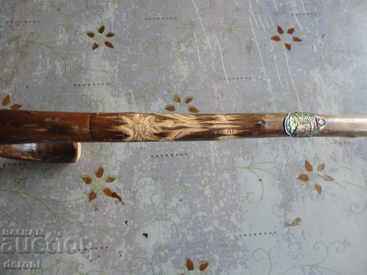 Δημοπρασία Τουριστικό μπαστούνι με εμβλήματα, κονκάρδες, ξυλόγλυπτα 2