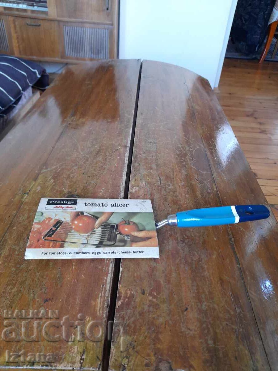 Παλιό οικιακό μηχάνημα κοπής ντομάτας