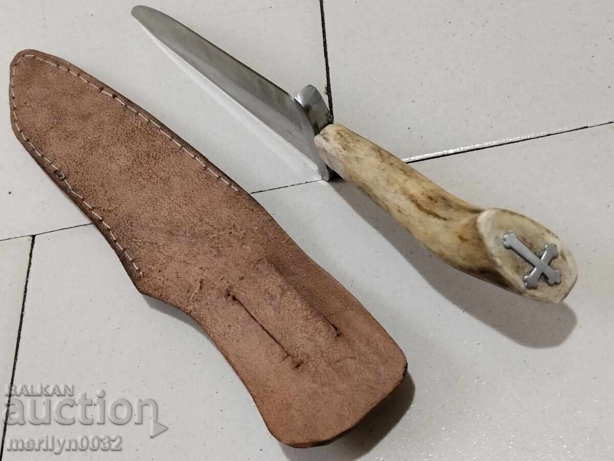 Δημοπρασία Κυνηγετικό μαχαίρι με θήκη, λαβή από κέρατο ελαφιού και σταυρό