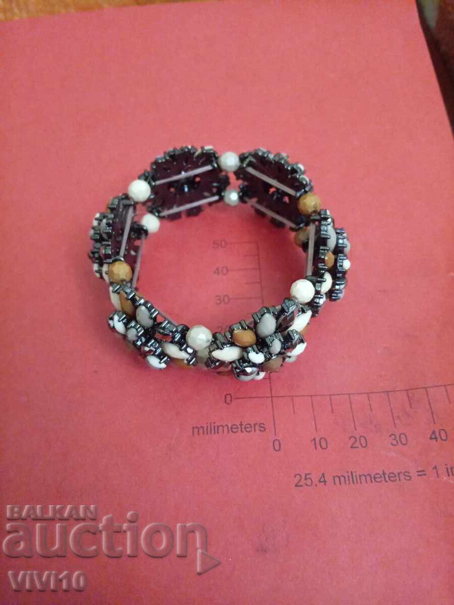 Αρχαίο βραχιόλι με πέτρες