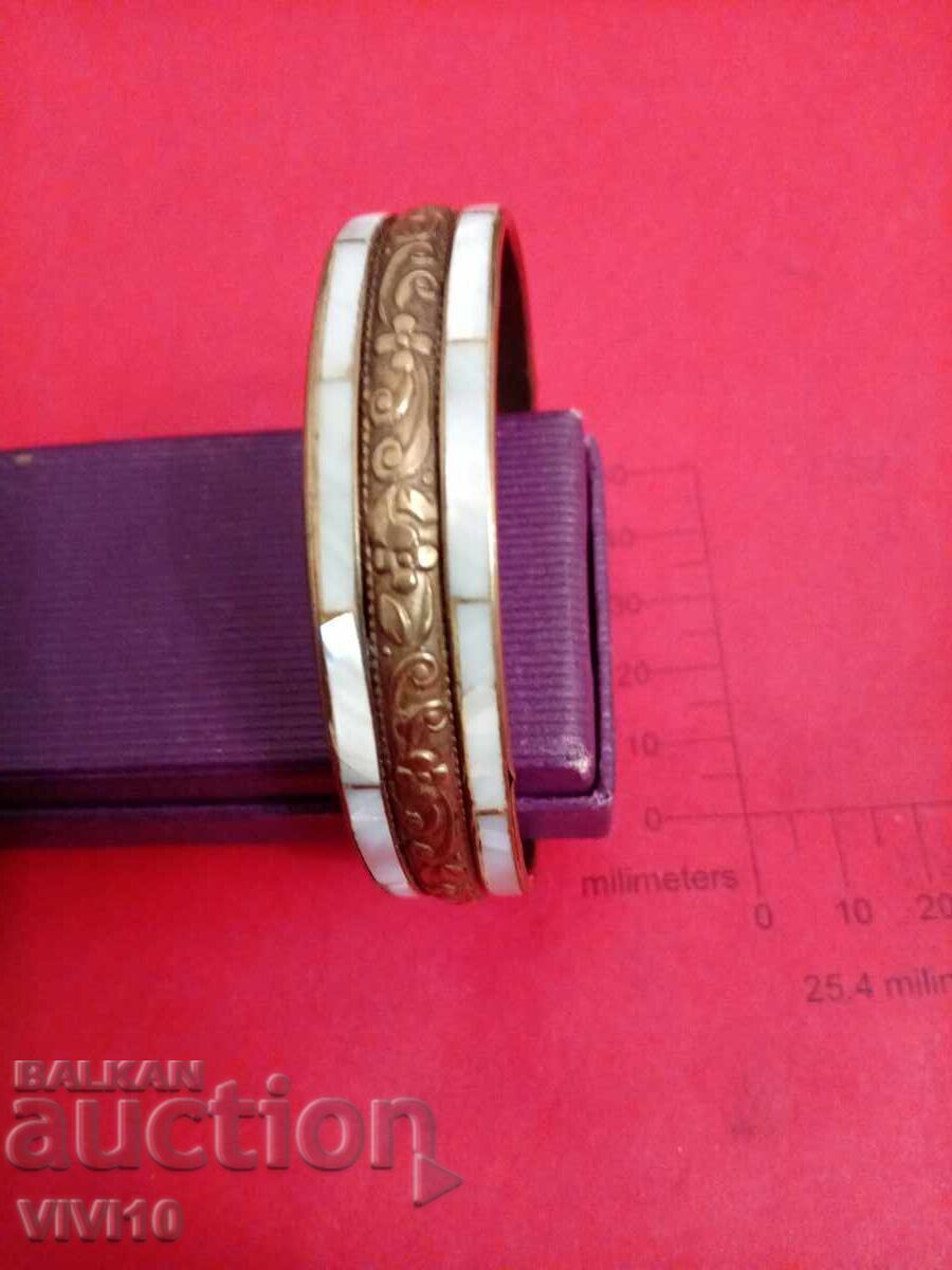 Старинна гривна със седеф с цена 30.00 лв. | € 15.34