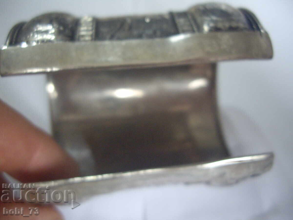 Доставка на Стара интересна гривна.