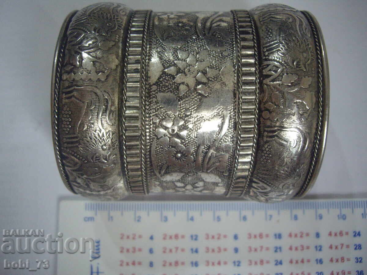 Стара интересна гривна.