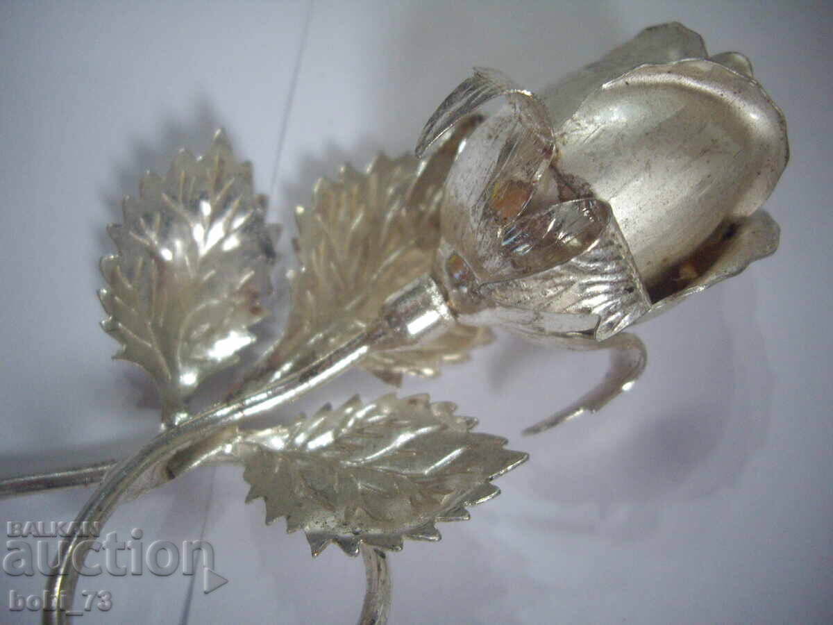 Παράδοση Όμορφο μεταλλικό τριαντάφυλλο Παράδοση Όμορφο μεταλλικό τριαντάφυλλο