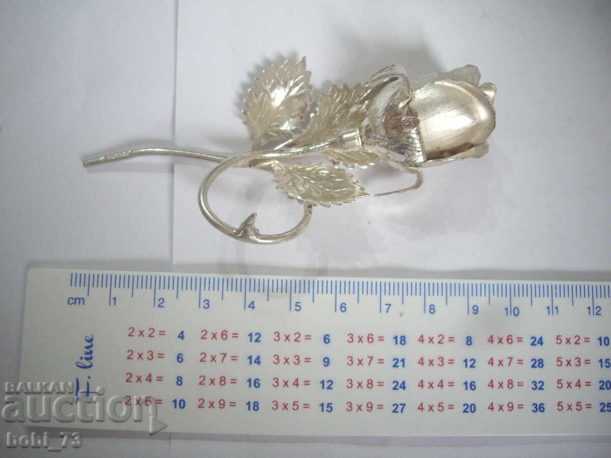 Όμορφο μεταλλικό τριαντάφυλλο Όμορφο μεταλλικό τριαντάφυλλο