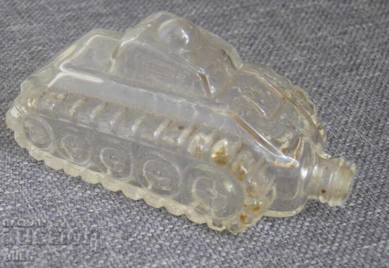 Sticlă de parfum din cristal vechi în formă de tanc cu preț 50.00 BGN | € 25.56