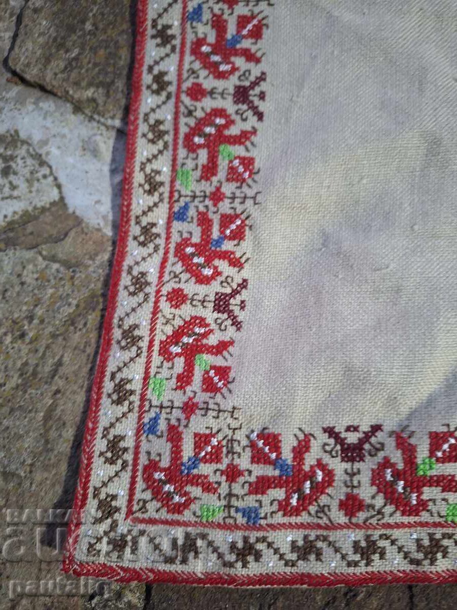 Pătrat brodat manual, model tradițional cu preț 30.00 BGN | € 15.34 Pătrat brodat manual, model tradițional cu preț 30.00 BGN | € 15.34