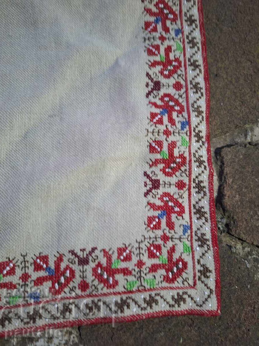 Licitație Pătrat brodat manual, model tradițional Licitație Pătrat brodat manual, model tradițional