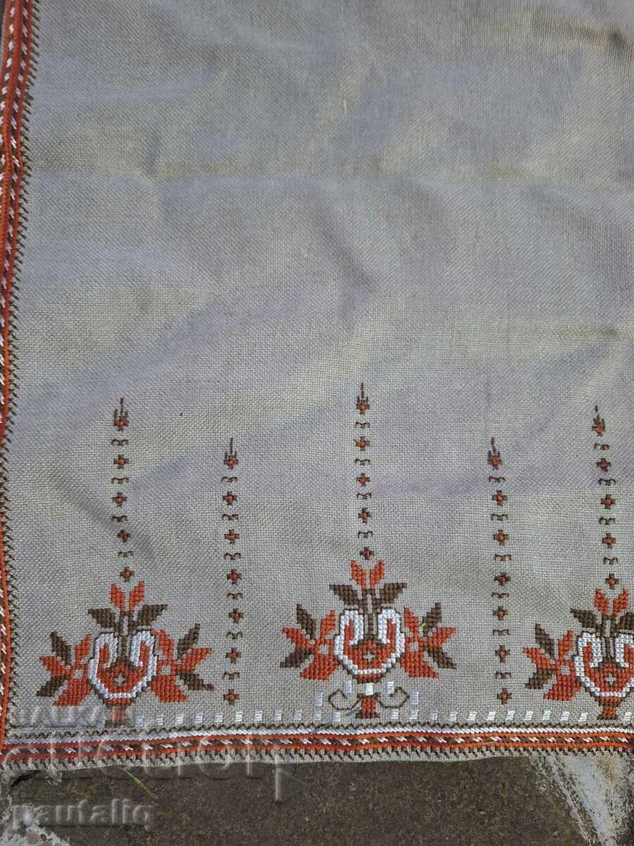 Pătrat brodat manual, model tradițional cu preț 30.00 BGN | € 15.34 Pătrat brodat manual, model tradițional cu preț 30.00 BGN | € 15.34