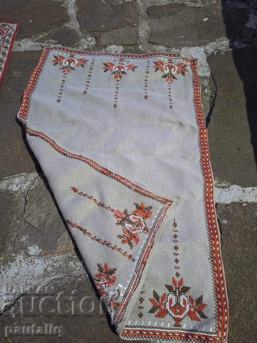 Licitație Pătrat brodat manual, model tradițional Licitație Pătrat brodat manual, model tradițional