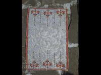 Pătrat brodat manual, model tradițional