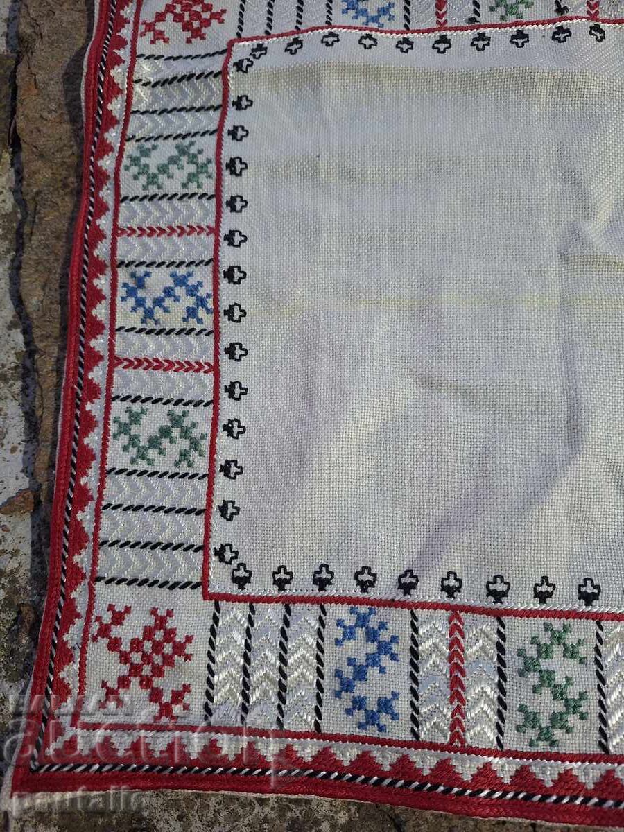 Pătrat brodat manual, model tradițional cu preț 15.00 BGN | € 7.67