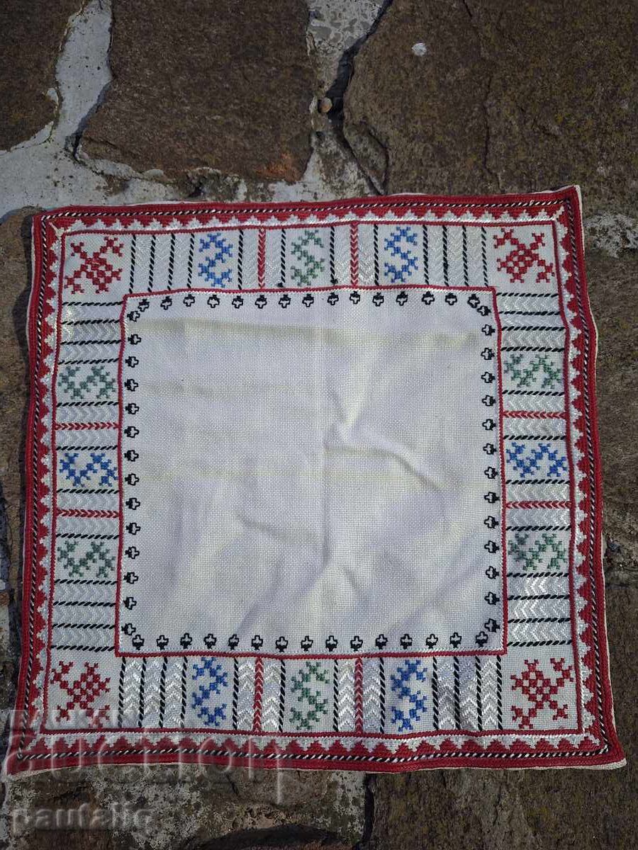 Pătrat brodat manual, model tradițional